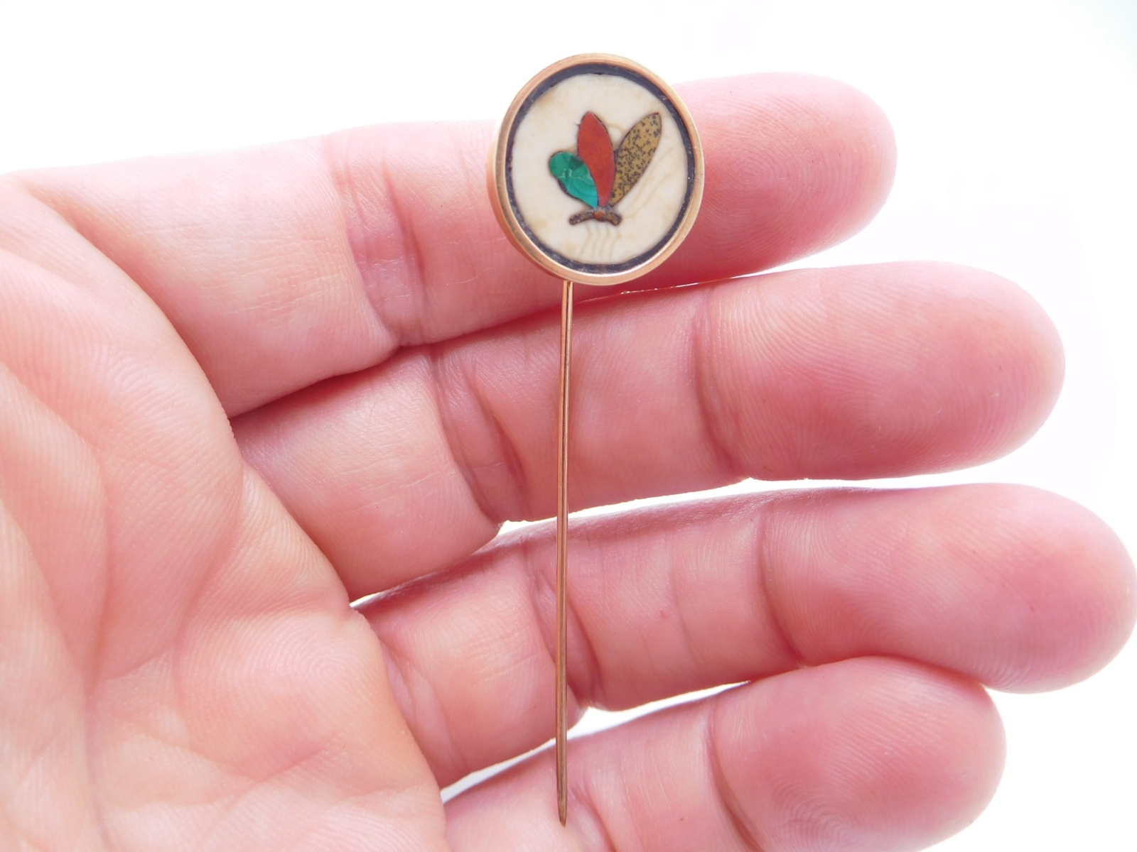 LOVELY VICTORIAN 10K GOLD PIETRA DURA BUTTERFLY BUG HAT STICK PIN