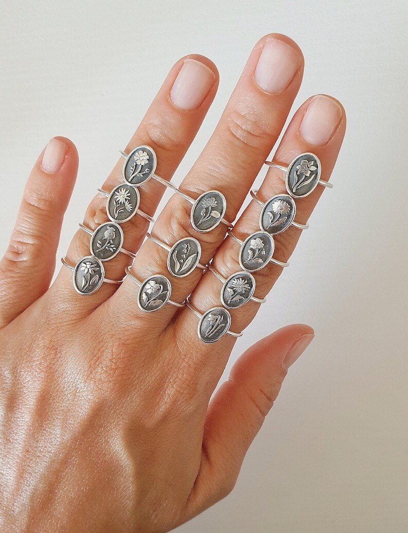 Elegant Oval Floral Engraved Ring, Minimalist Botanical Design Jewelry for Women