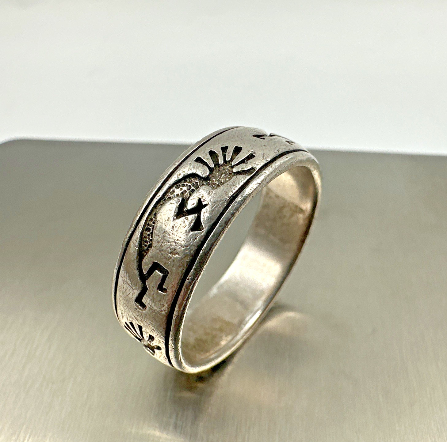 Peter Stone Sterling Silver 7.5mm Carved Kokopelli Rimmed Band Ring 925 Sz: 12.5