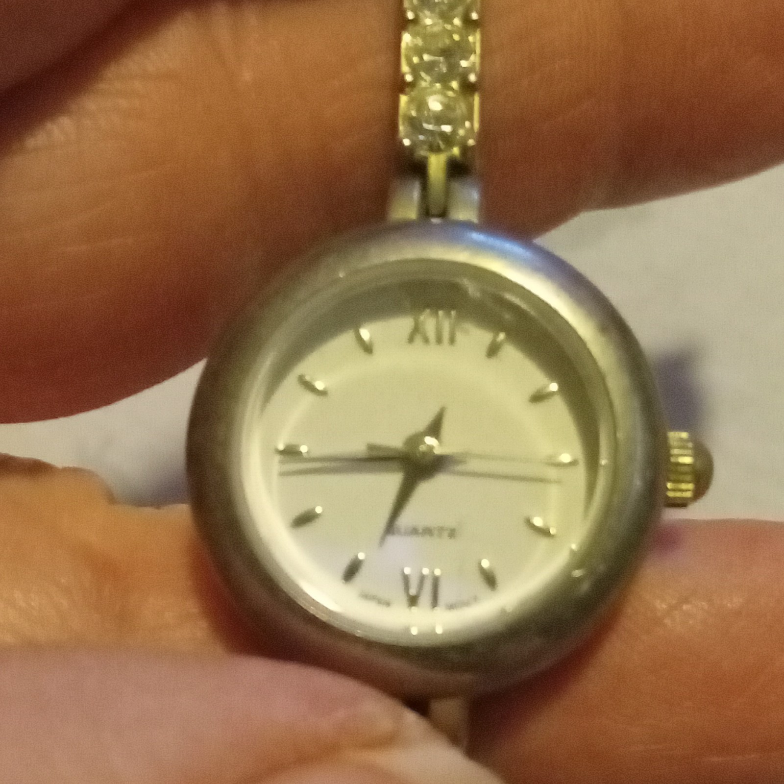 Vintage Avon Womens Dress Analog Quartz Watch White Dial Roman Bracelet