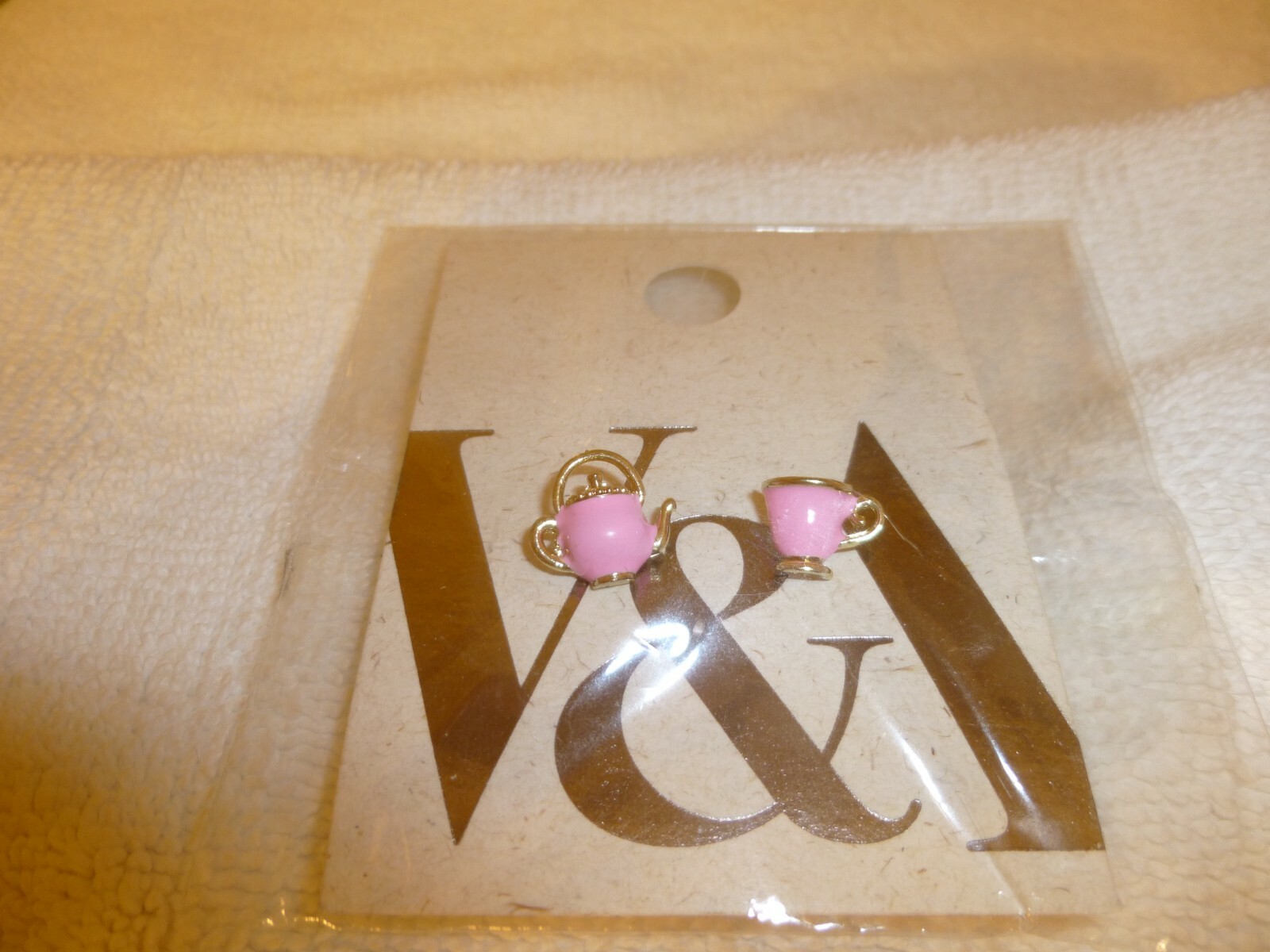 VICTORIA & ALBERT MUSEUM STUDS EARRINGS