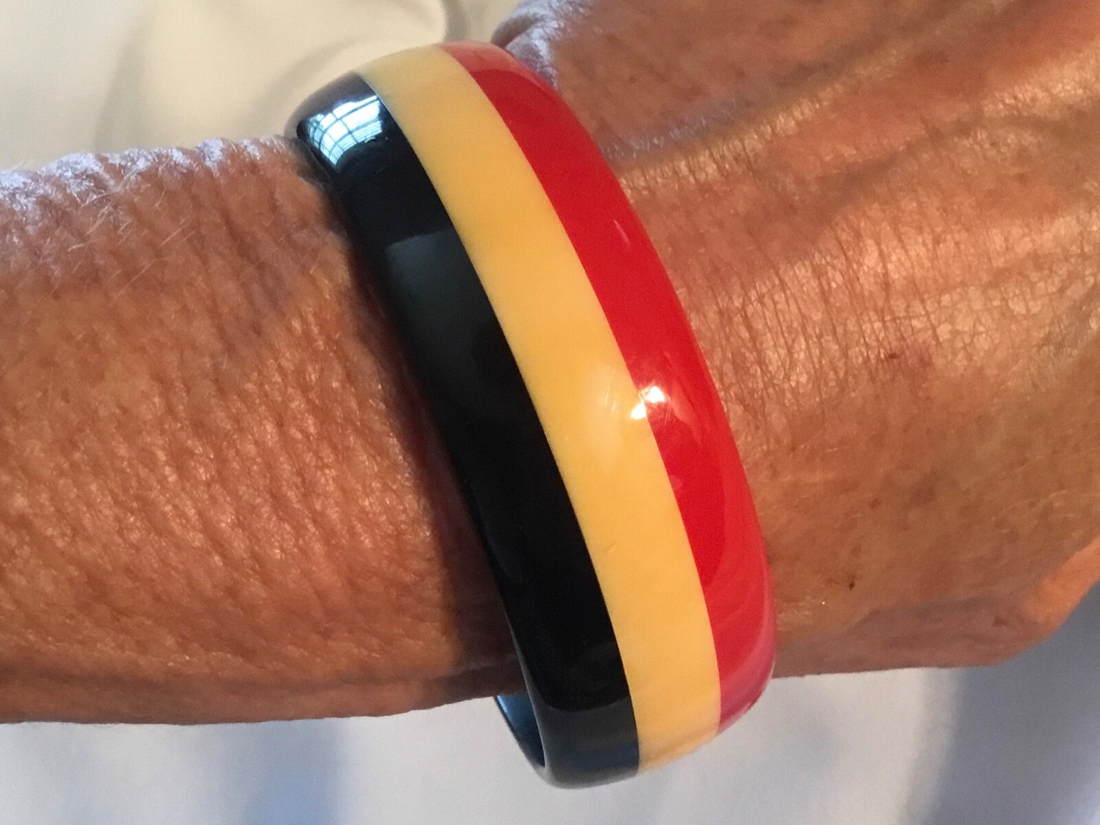 VINTAGE 3 COLOR LAYER STRIPED LAMINATE BAKELITE BANGLE BRACELET~BLACK YELLOW RED