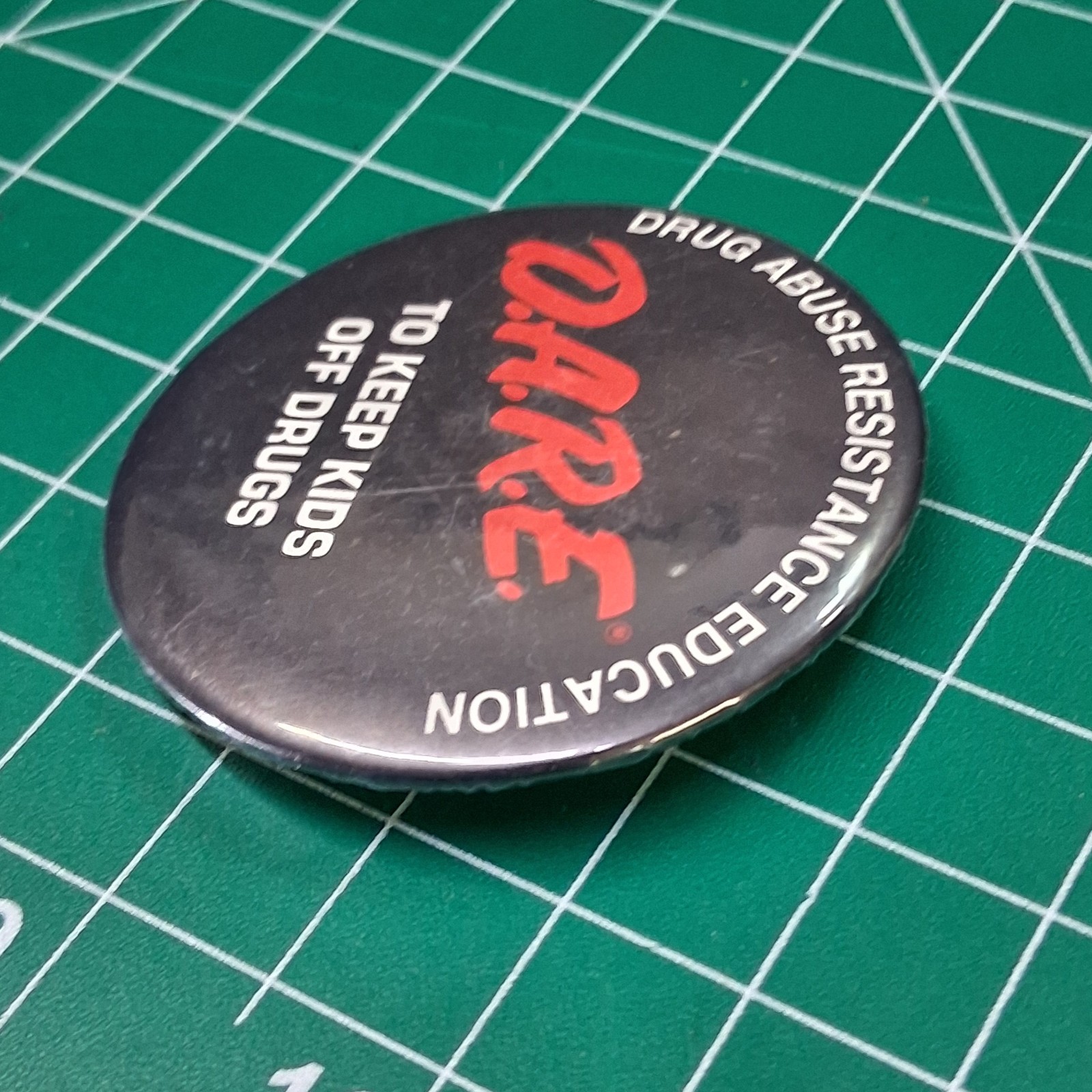 Vintage D.A.R.E. To Keep Kids Off Drugs Black Round Pinback Button Pin