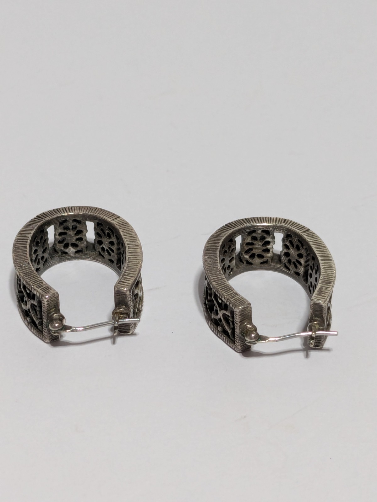 Silver Tone Oval Hoop Filigree Style Earrings 1″. Push Lock Closure. Textured.