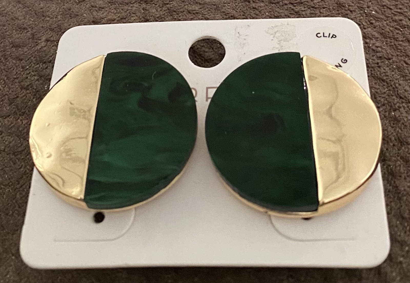 LOVELY LARGE PARFOIS CLIP-ON EARRINGS IN GREEN & GOLD ON ORIGINAL CARD