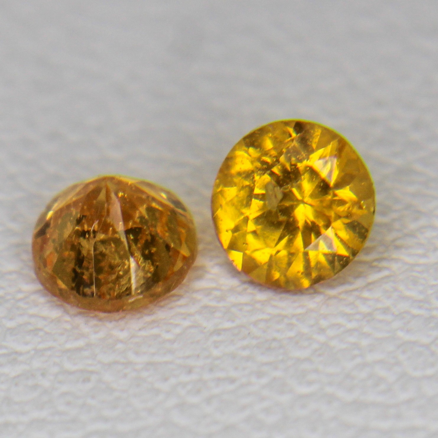 Natural Faceted Orange Garnet Pair In Round Shape 0.60 Carats 4x4x3 mm Size