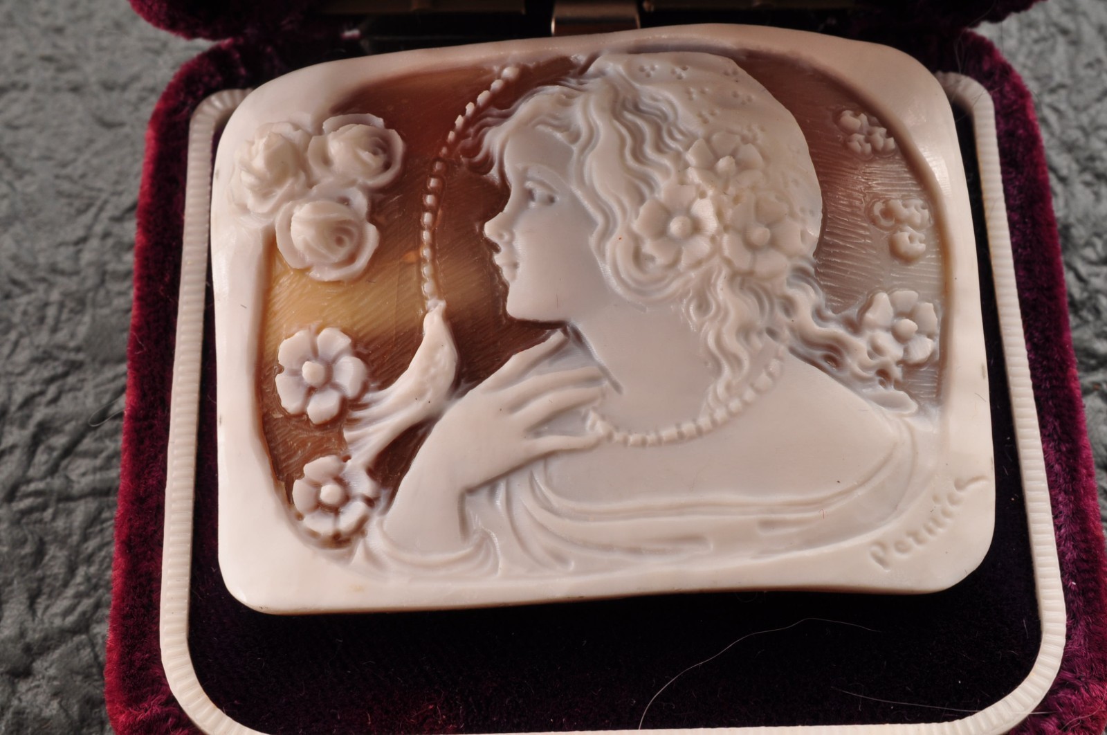 (For abdul-9668) Vintage square shell cameo “Girl and little bird” (57.5ct)