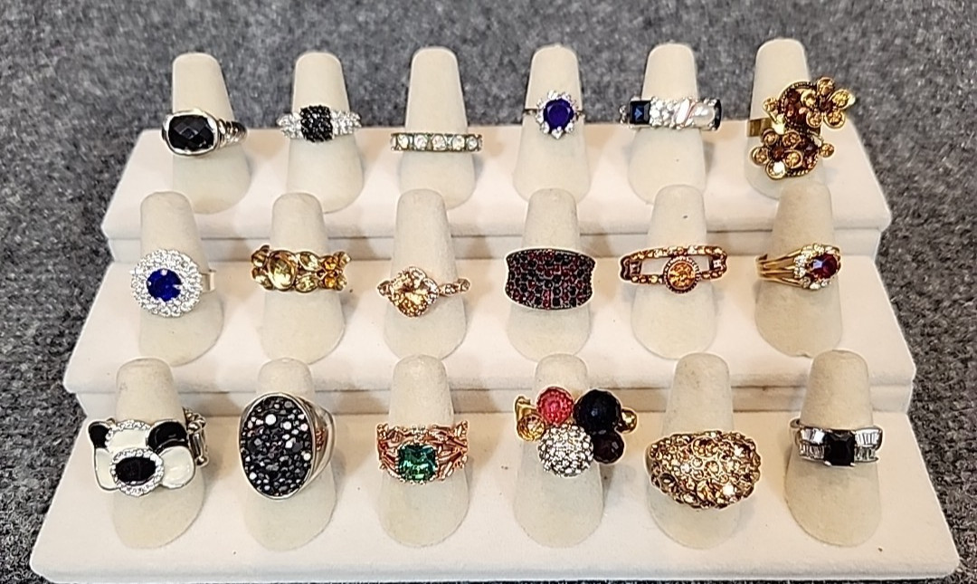 Jewelry 18 Rhinestone Rings Adjustable Sized Stretch Multi-Colored Bands Lot#262