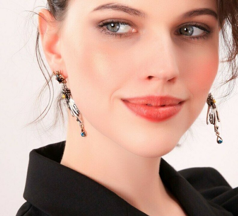 US Seller Betsey Johnson Retro Rhinestone Spider Water Drop Hand Earring Jewelry