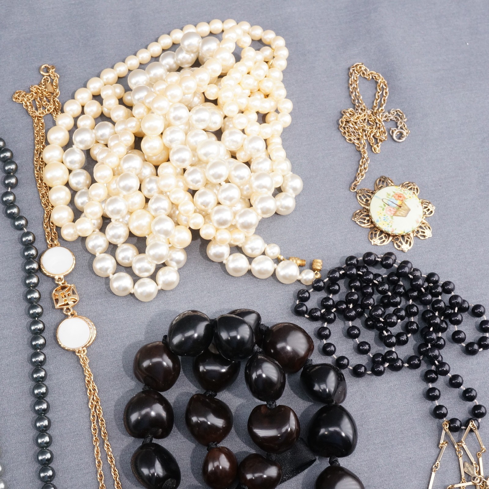 Lot of 4lb 10oz Vintage/Modern Mixed Costume Jewelry Necklaces Chokers 50+ pcs
