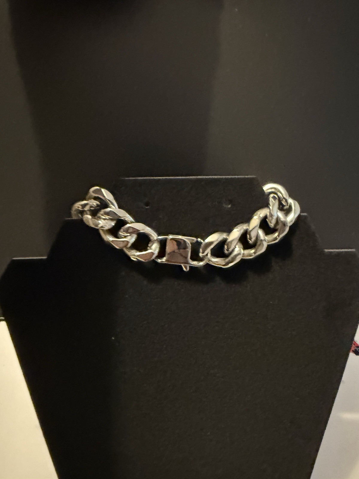 Silver Tone Curb Link Chain Bracelet 8 in Lobster Clasp Round Link No Stone