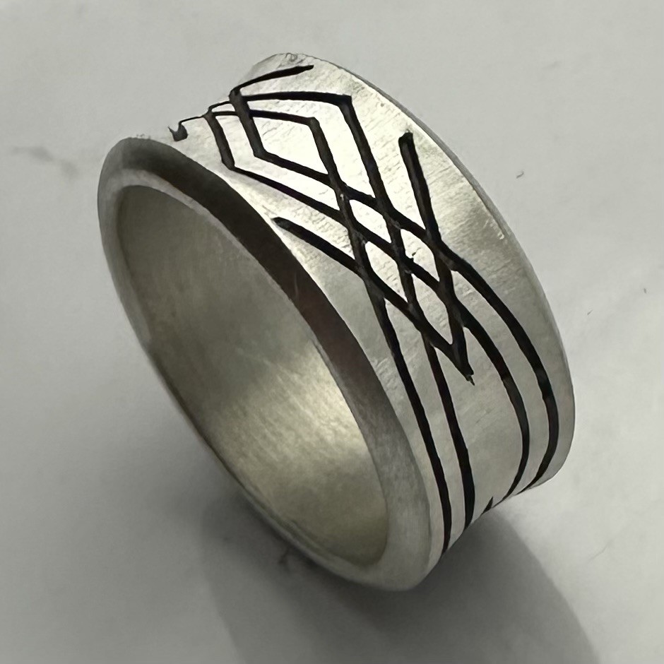 MJG STERLING SILVER PINSTRIPE WEDDING RING. STYLE #1 . ENGRAVED . SZ 10 ONLY