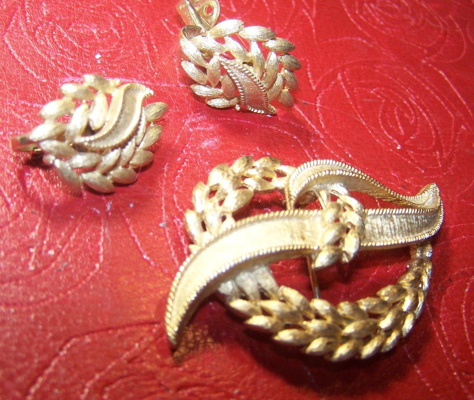 VINTAGE TRIFARI BROOCH CLIP ON EARRINGS BRUSHED GOLD TONE STUNNING CONSERVATIVE