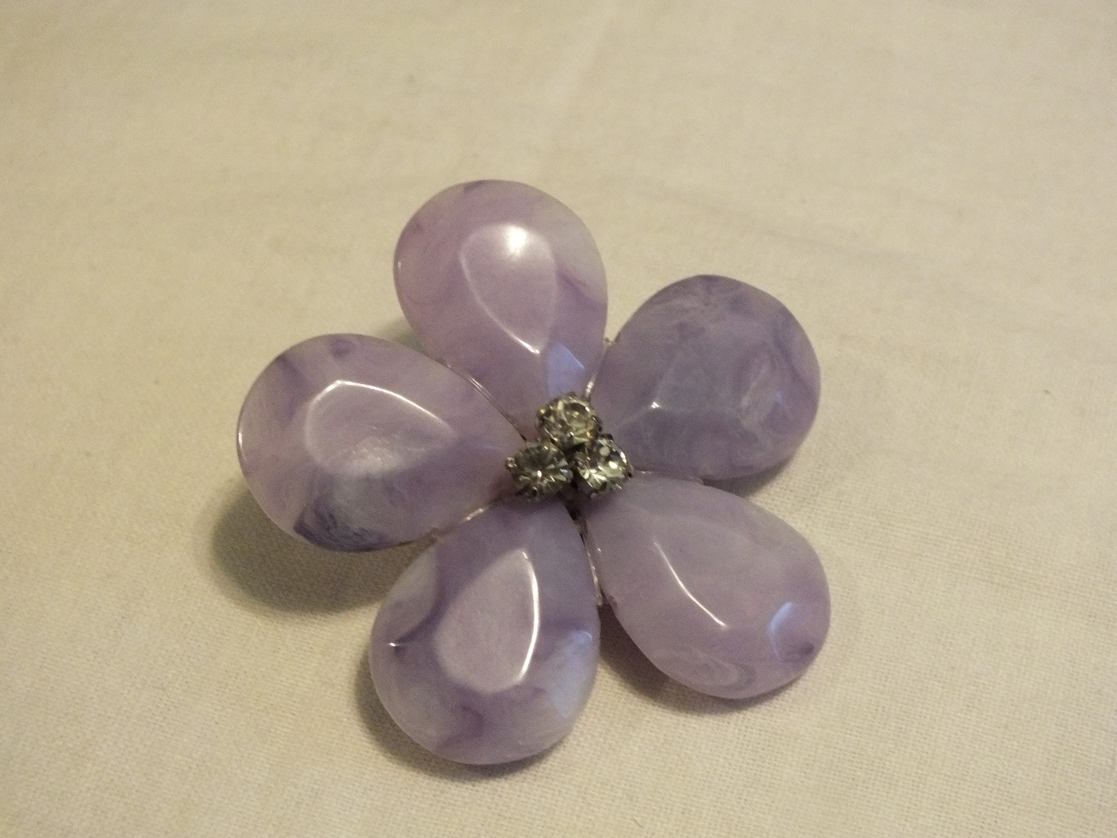 Lovely Brooch Pin Silver Tone Marbled Lavander Plastic Flower Clear Rhinestones