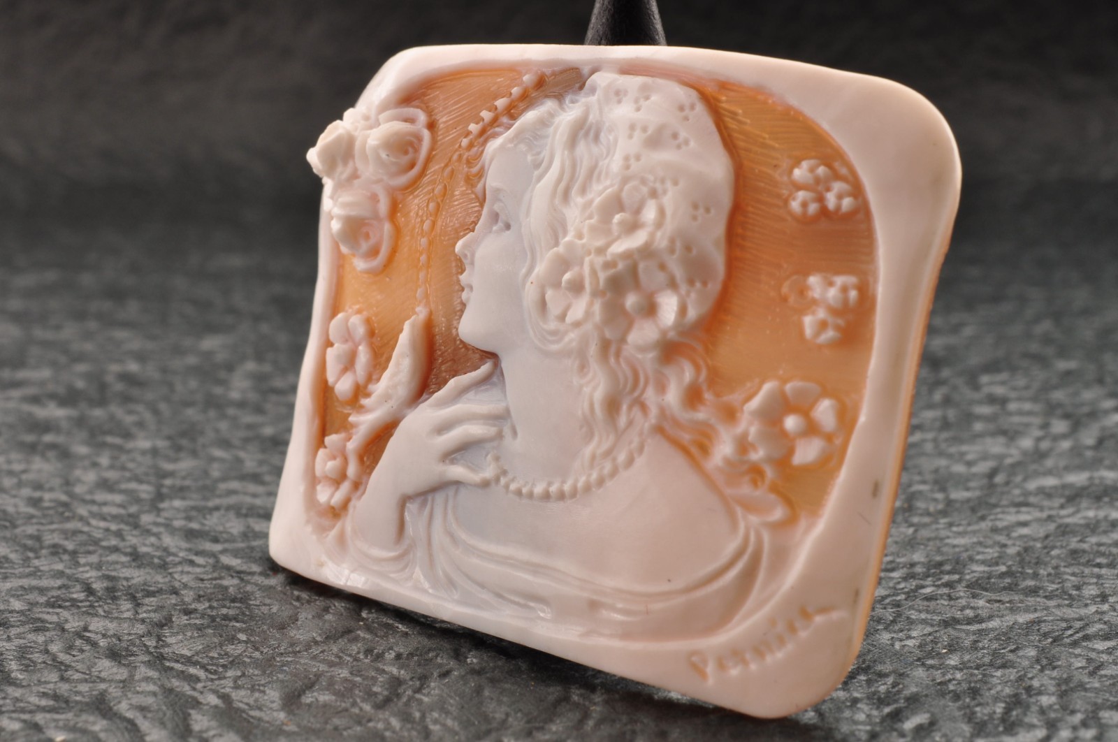 (For abdul-9668) Vintage square shell cameo “Girl and little bird” (57.5ct)