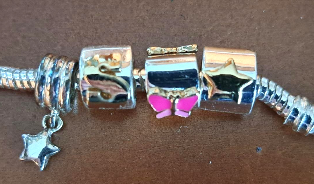 ESTATE FIND – IN THE STYLE OF PANDORA WITH 4 CHARMS – APPROX. 7″