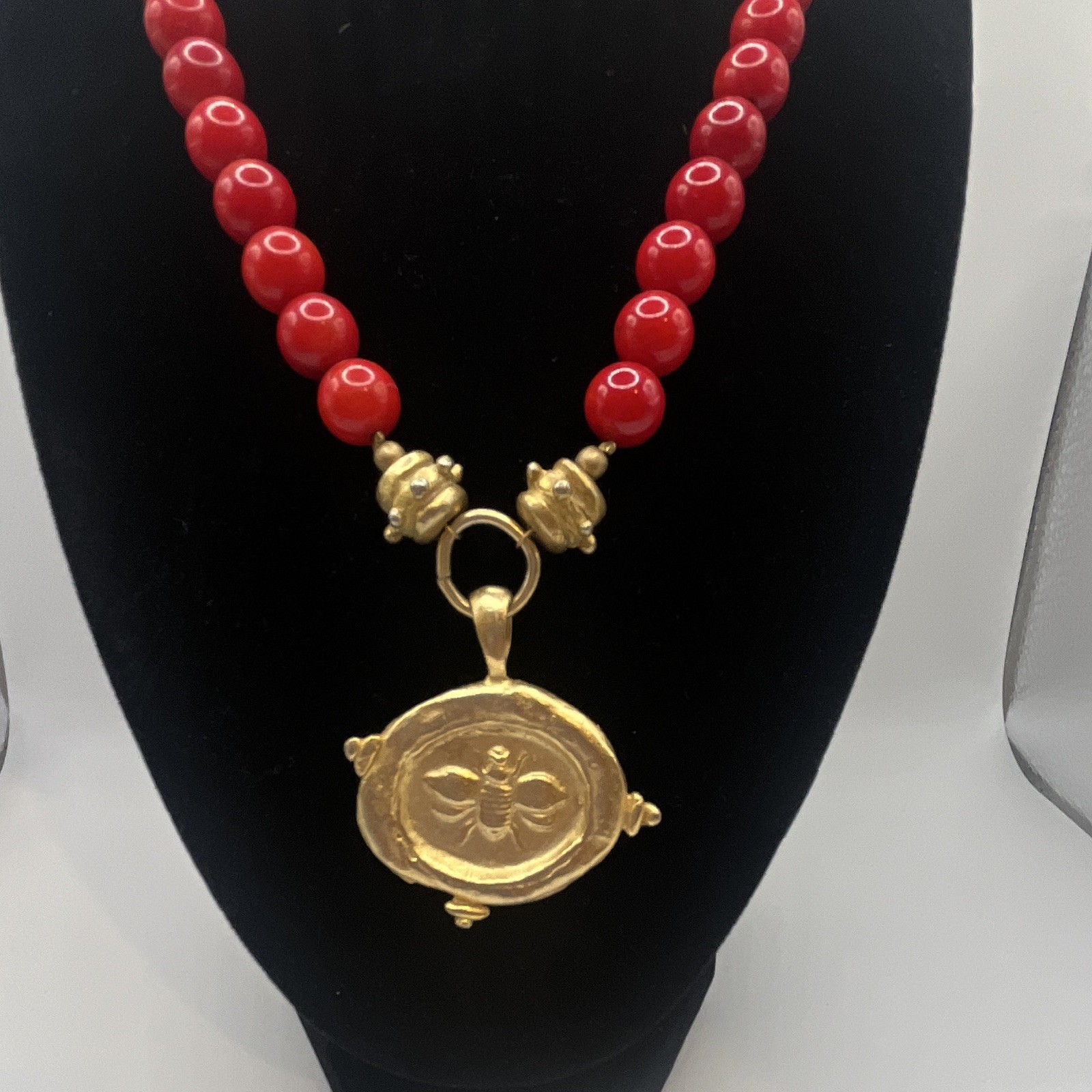 Susan Shaw Bee Medallion Red Glass Bead Necklace Gold Tone Statement 16-21”