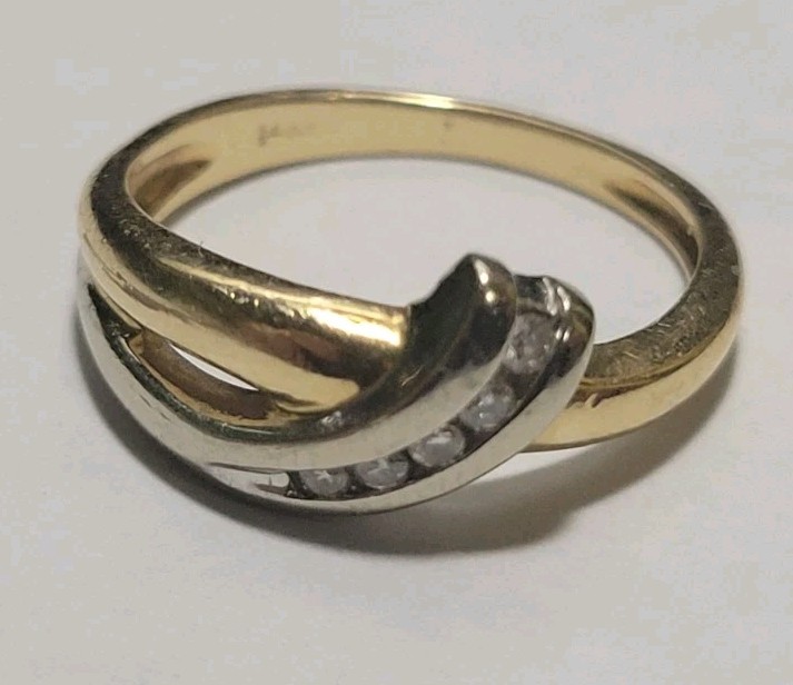2.4g 14kt Yellow And White Gold Diamond Ring