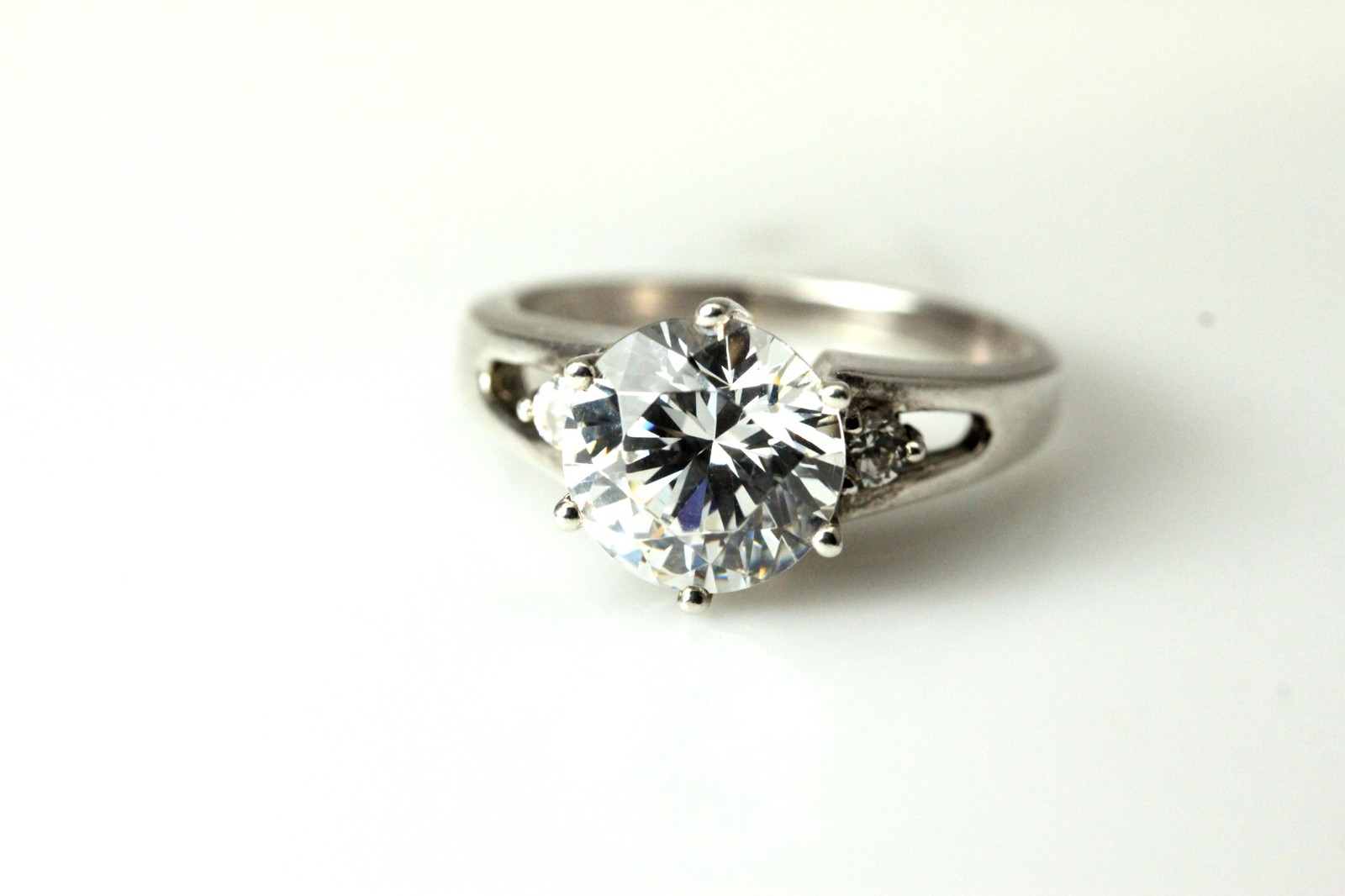 925 Sterling Silver Size 6 Round 9 mm Solitaire Ring 4.7 Grams (RIN6721)