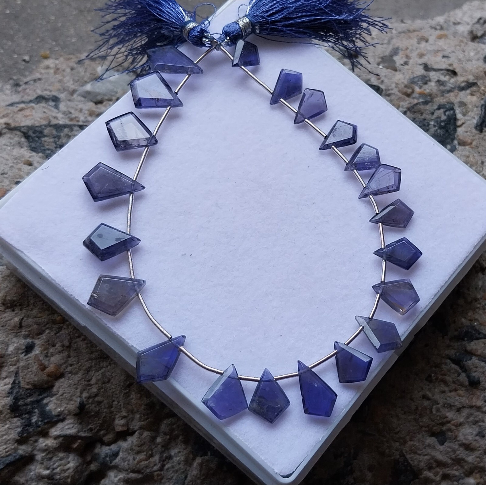 37 Carat 7.5×9.5-10.5×13.5 MM Natural Blue Purple Iolite Fancy Cut 8 Inch Beads