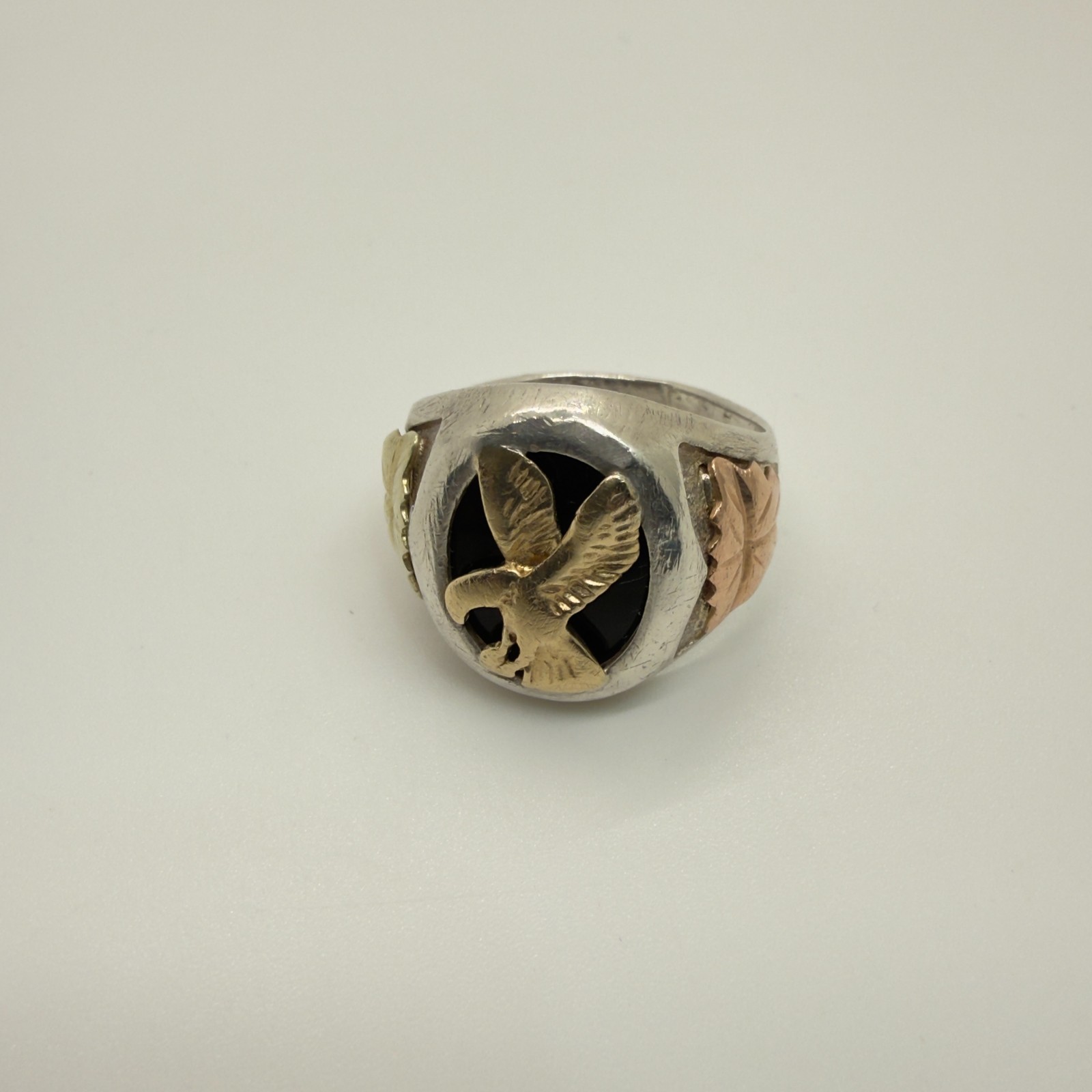 Landstrom’s 12K Black Hills Gold Sterling Silver Men’s Eagle Onyx Ring Size 9.5