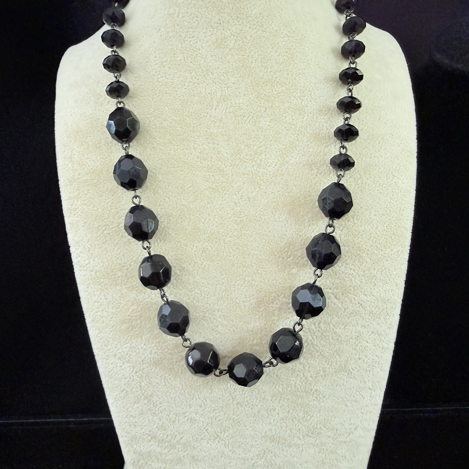 ESTATE LIZ & COMPANY JET BLACK FACETED LUCITE BEADED NECKLACE-20″ (BG177)