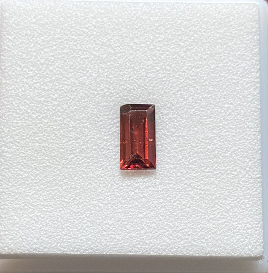 almandine garnet 8.1×4.3mm 1.07ct emerald cut