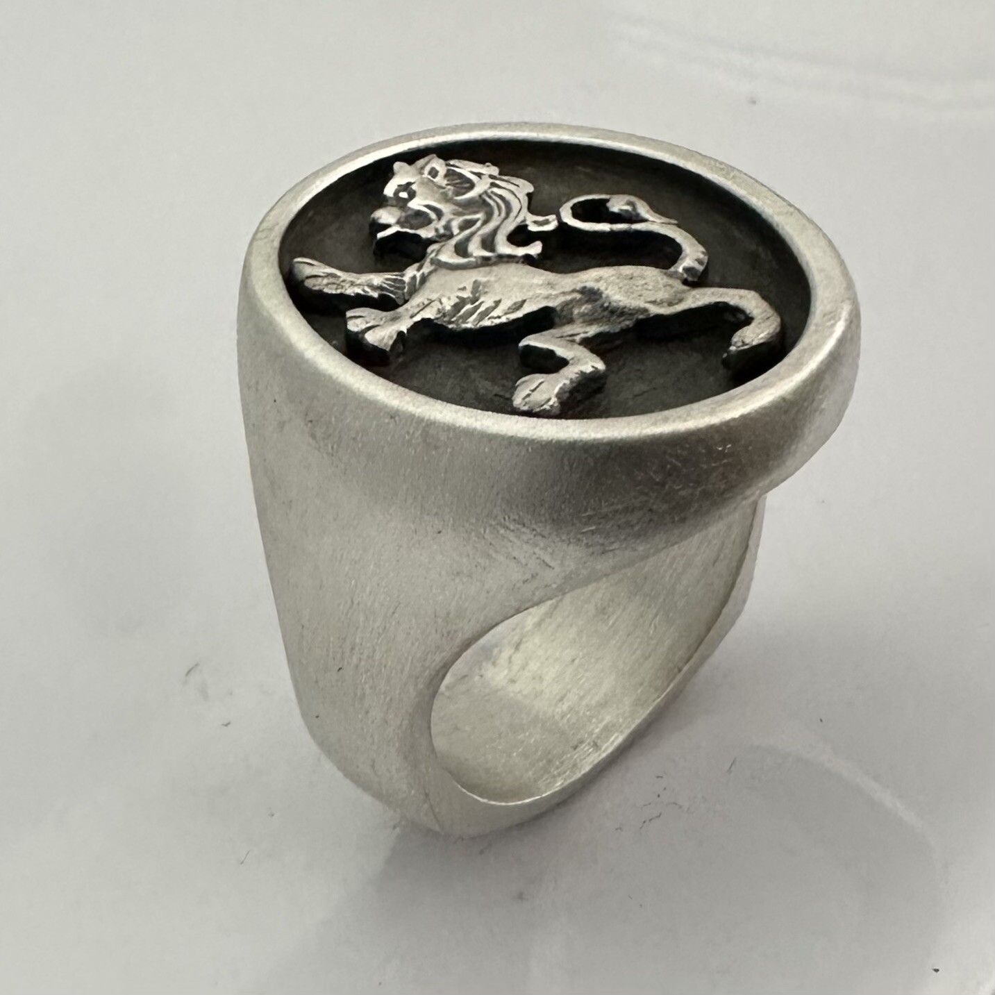 MJG STERLING SILVER LARGE RAMPANT LION OVAL TOP RING @ 1″. 26 GRAMS. SIZE 10+