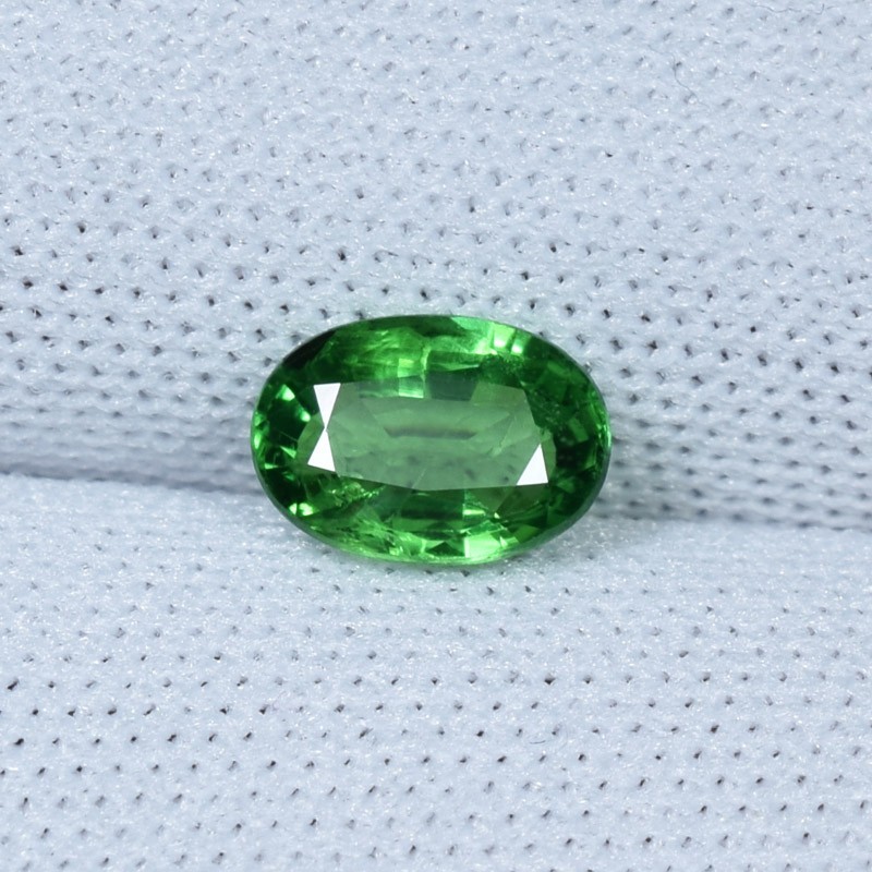 0.82 ct BEST GRADE GREEN / NATURAL TSAVORITE GREEN GARNET – Oval Gemstone Video