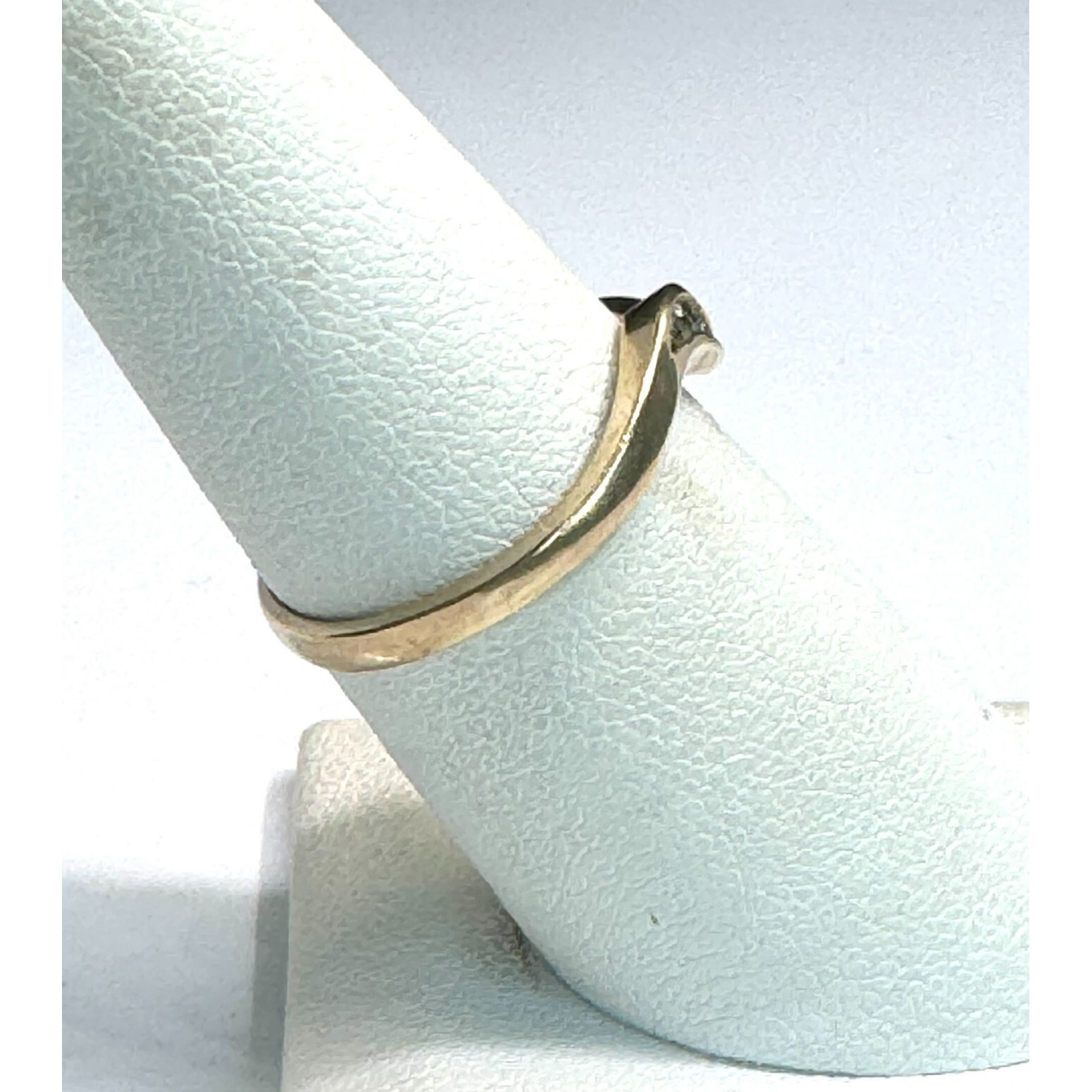 1OK YELLOW GOLD AND COLORLESS GEMS RING SIZE 7 SKY