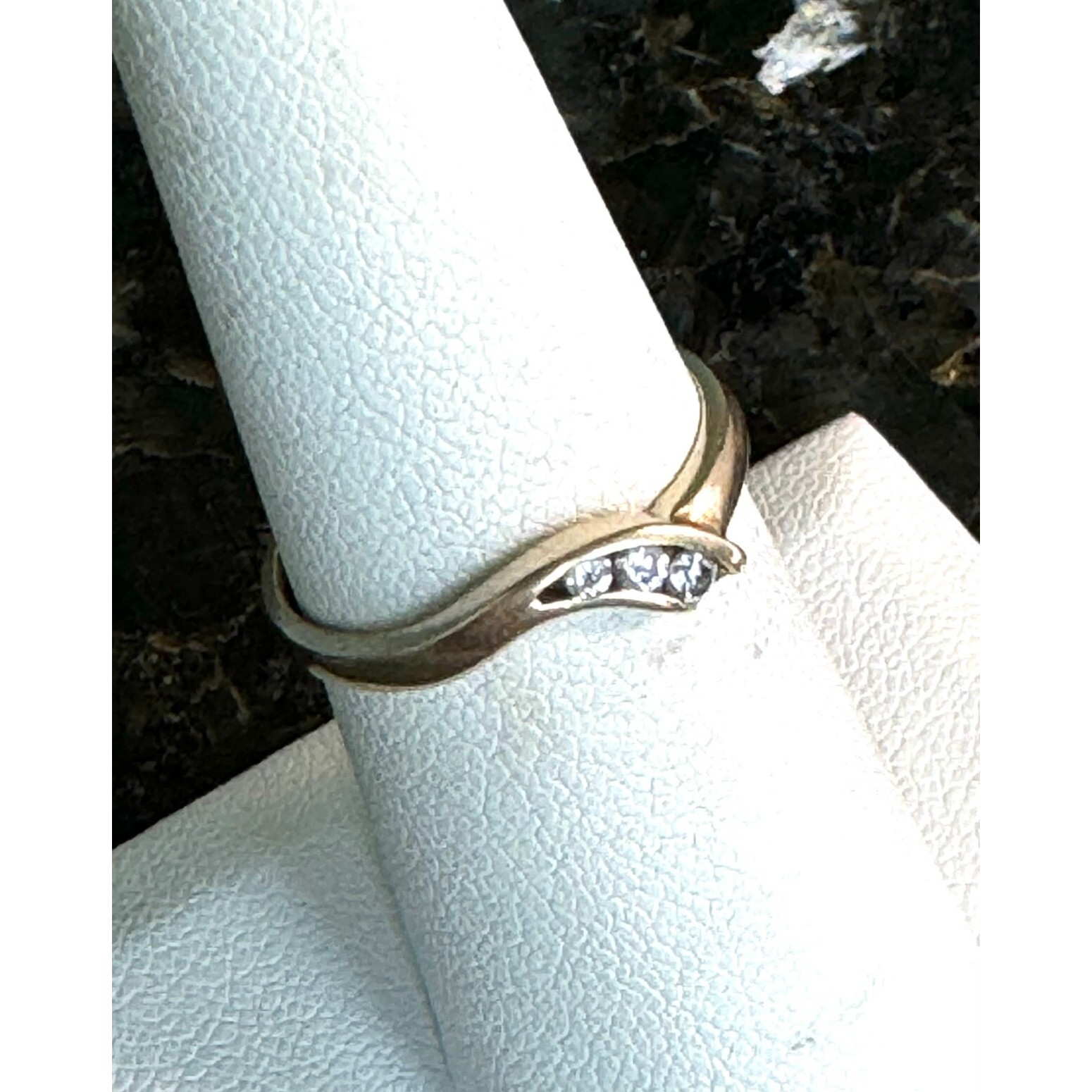 1OK YELLOW GOLD AND COLORLESS GEMS RING SIZE 7 SKY