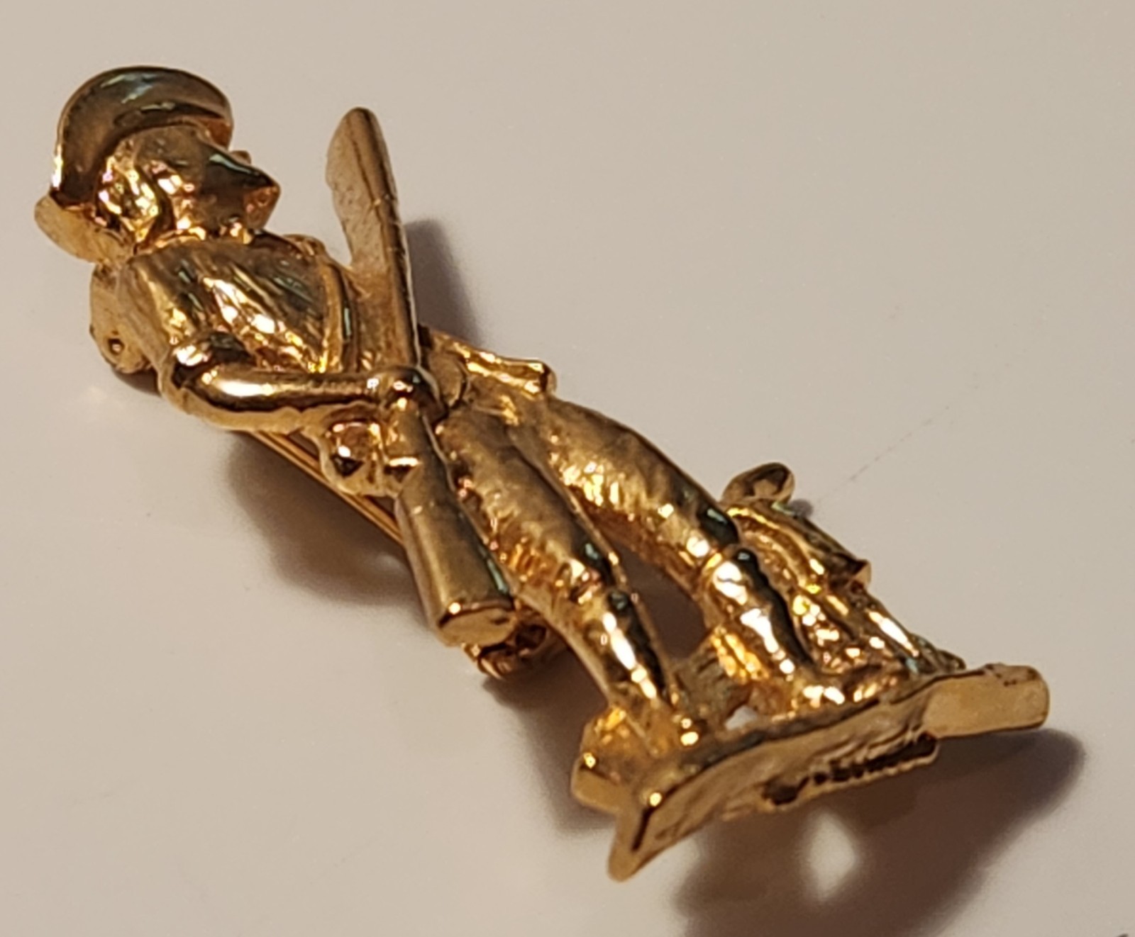 Vintage Minuteman Soldier w/Rifle Pin Gold Tone Cinerama Cranston As Pictured