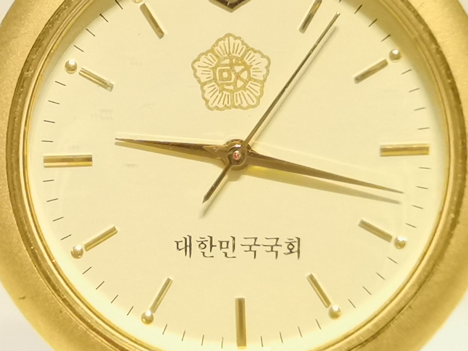 RETRO MEN’S WOMAN ADVERTISING NATIONAL ASSEMBLY REPUBLIC OF KOREA QUARTZ WATCH