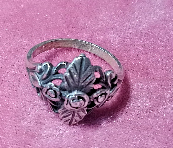 Sterling Silver Wheeler Manufacturing Black Hills type Floral Ring Size 7.5 4.1g