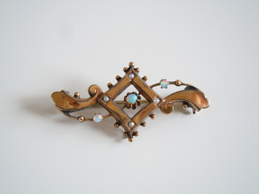Antique Brooch Opal Seed Pearl Small Gold Plated 2.2 G / 3.6 X 1.8 Cm