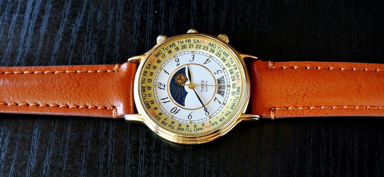 VINTAGE TIMEX SPORT CALENDAR DATE MOON PHASE QUARTZ MEN’S GOLDEN LEATHER WATCH