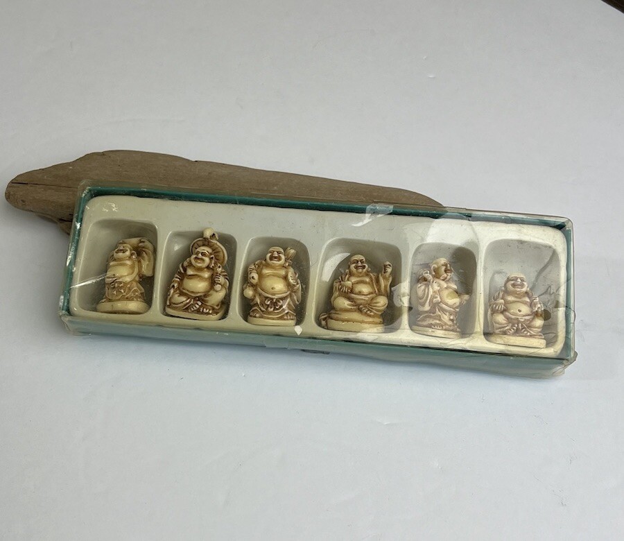 6 Piece Resin White/Brown Carved Buddha Face Head Pendant Amulet Necklace 🤎