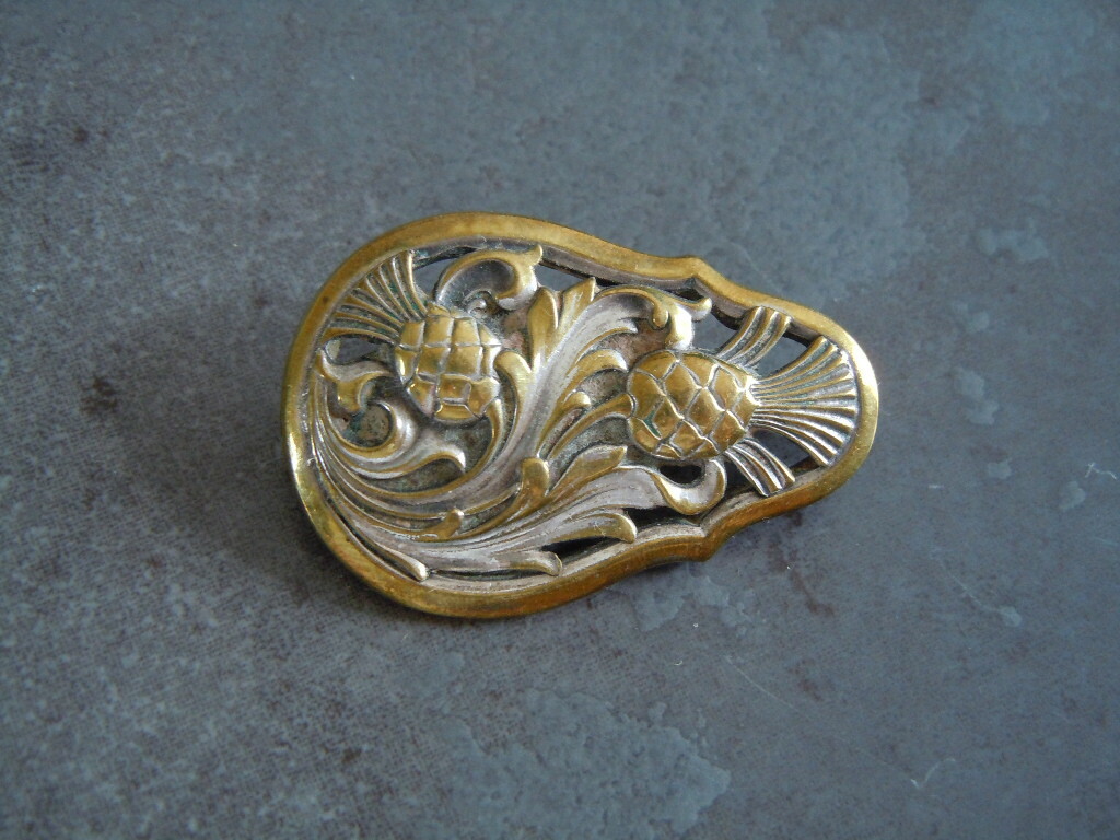 Vintage Brooch Pineapple Fruit Relief Textured Brass Color 6.6 G / 4.4 X 2.9 Cm