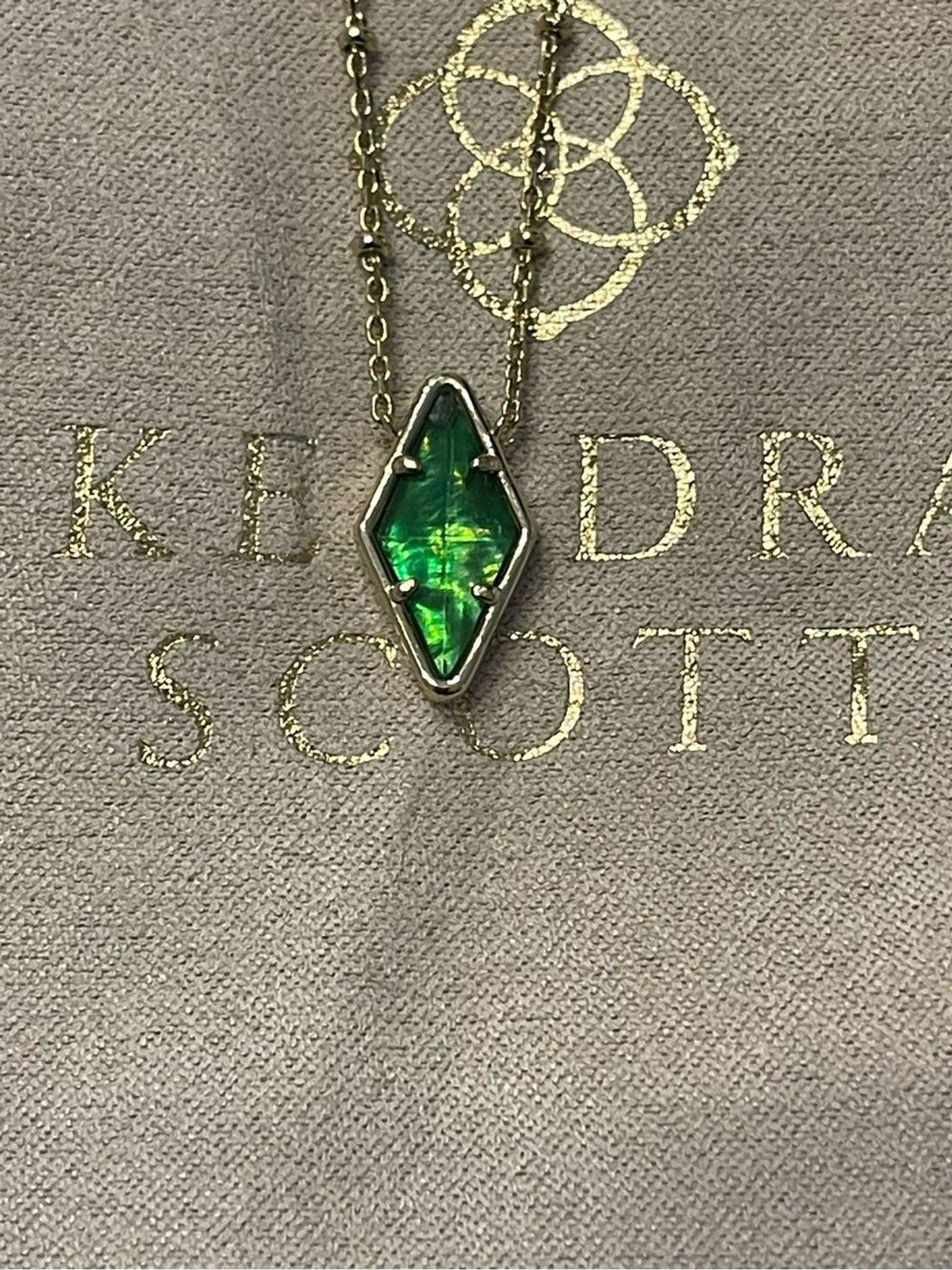 Kendra Scott Kinsley Short Emerald Green Pendant Necklace – Gold Tone