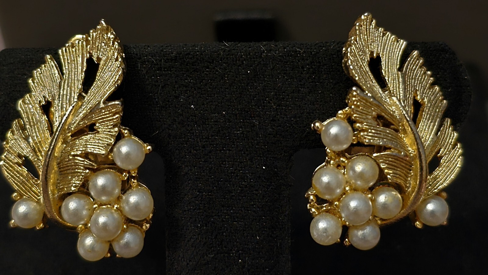 LISNER FAUX PEARLS GOLD GILTED LEAF DESIGN CLIP-ON EARRINGS-EC☆1.2″ L☆GORGEOUS