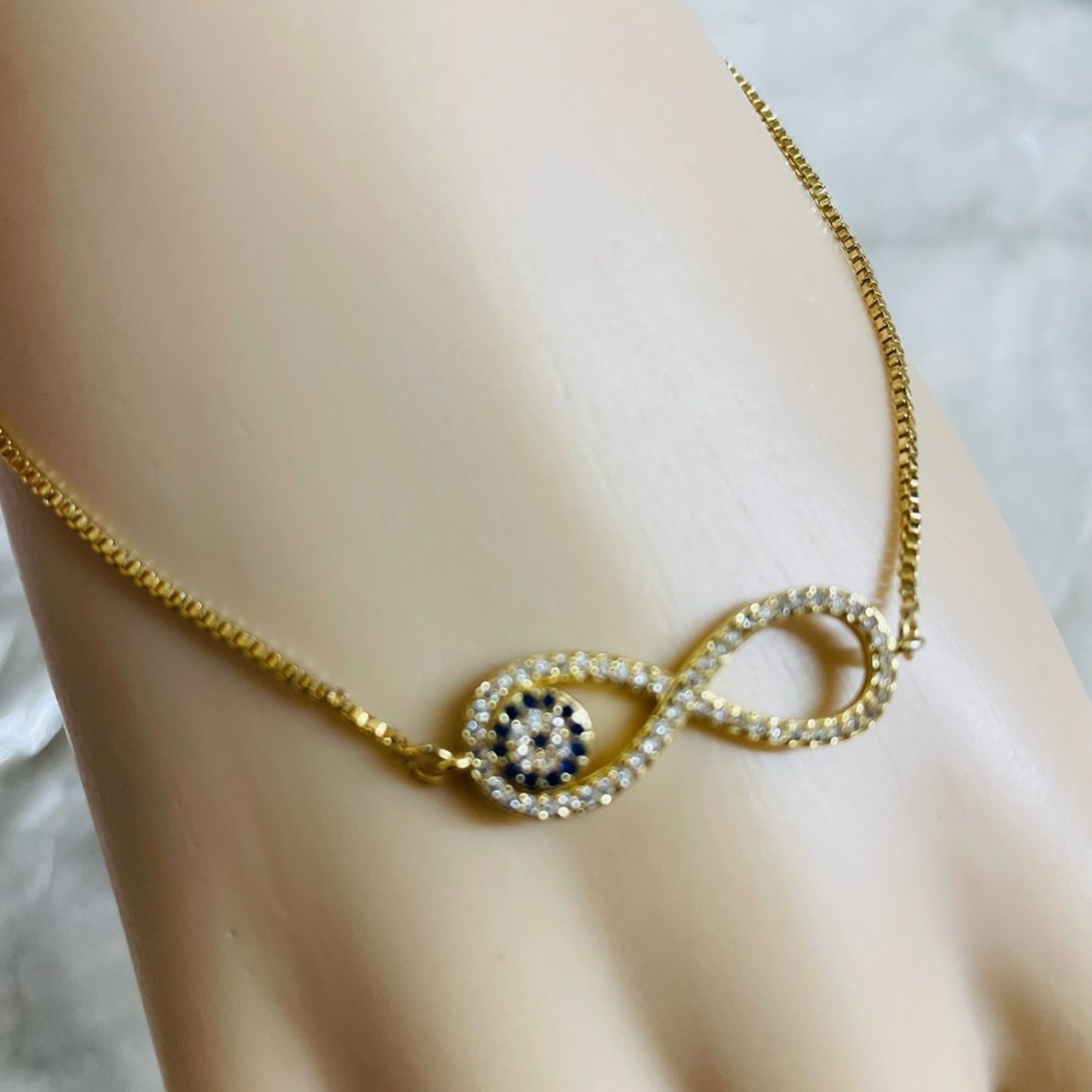 9.5in Oro laminado 18K Gold Infinity Evil Eye Bracelet w/ Clear and Black Stone