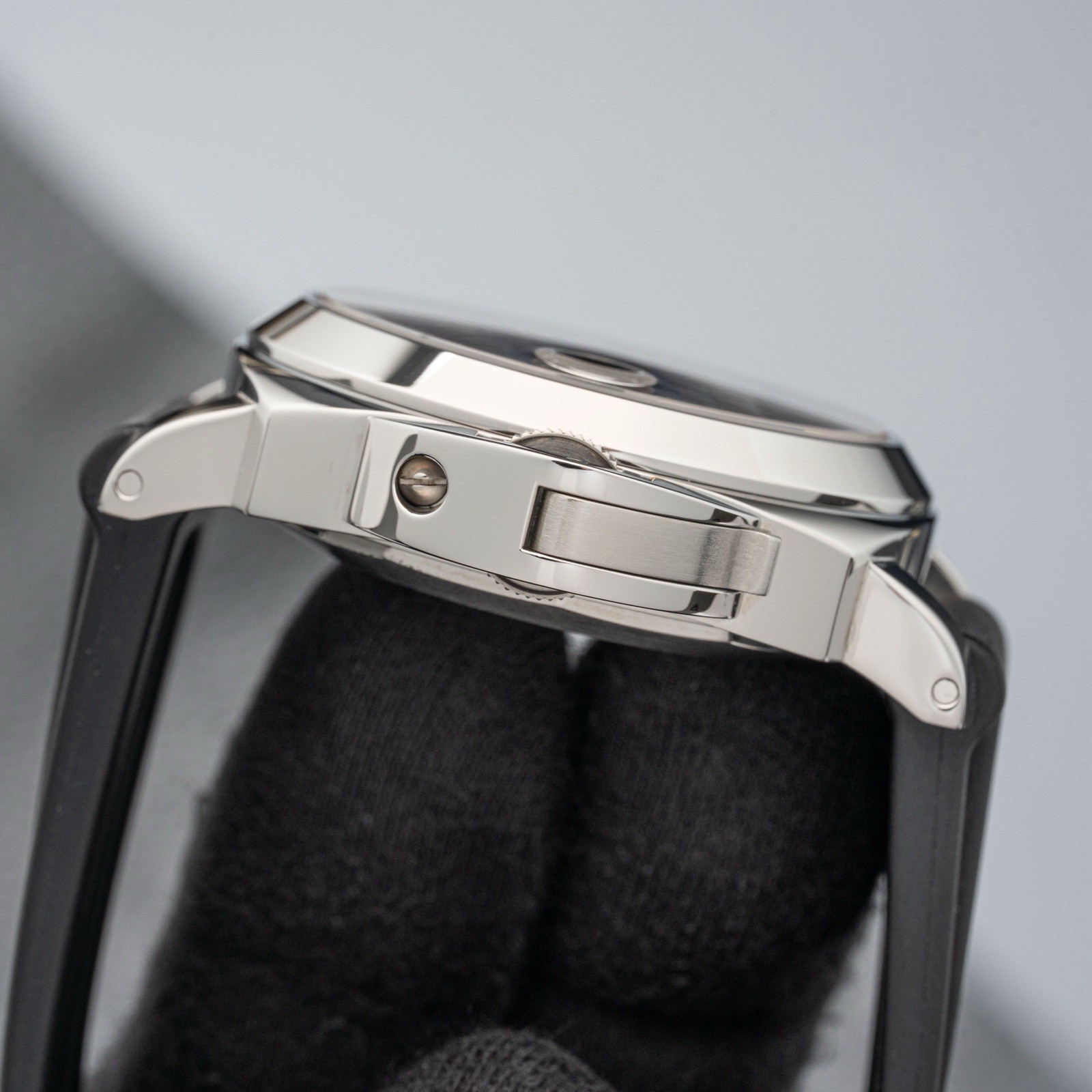 Panerai Luminor Men’s Black Watch with Rubber Strap – PAM00090