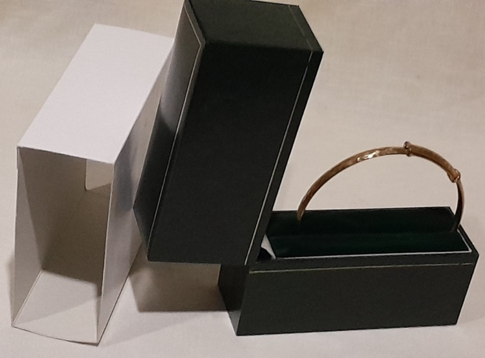 LARGE 9ct Gold ‘ADULT’S EXPANDABLE DIAMOND-CUT’ 8 inch Round BANGLE. 4.40 grams