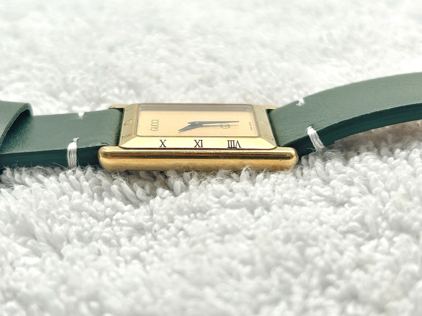 Vintage Gucci 4200L Gold Plated Quartz Batter-Powered Swiss Made Watch