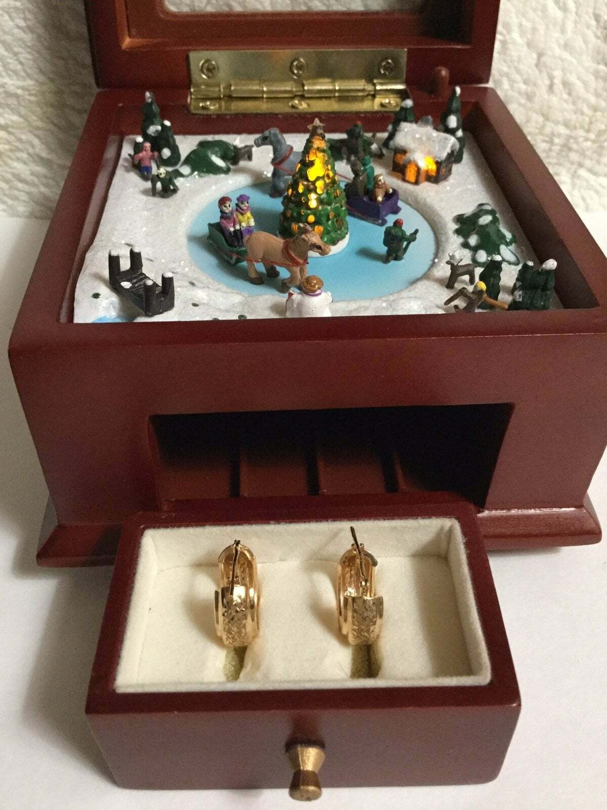 14KT Yellow Gold Diamond-cut Bolivia Earrings in a Musical Carousel Jewelry Box