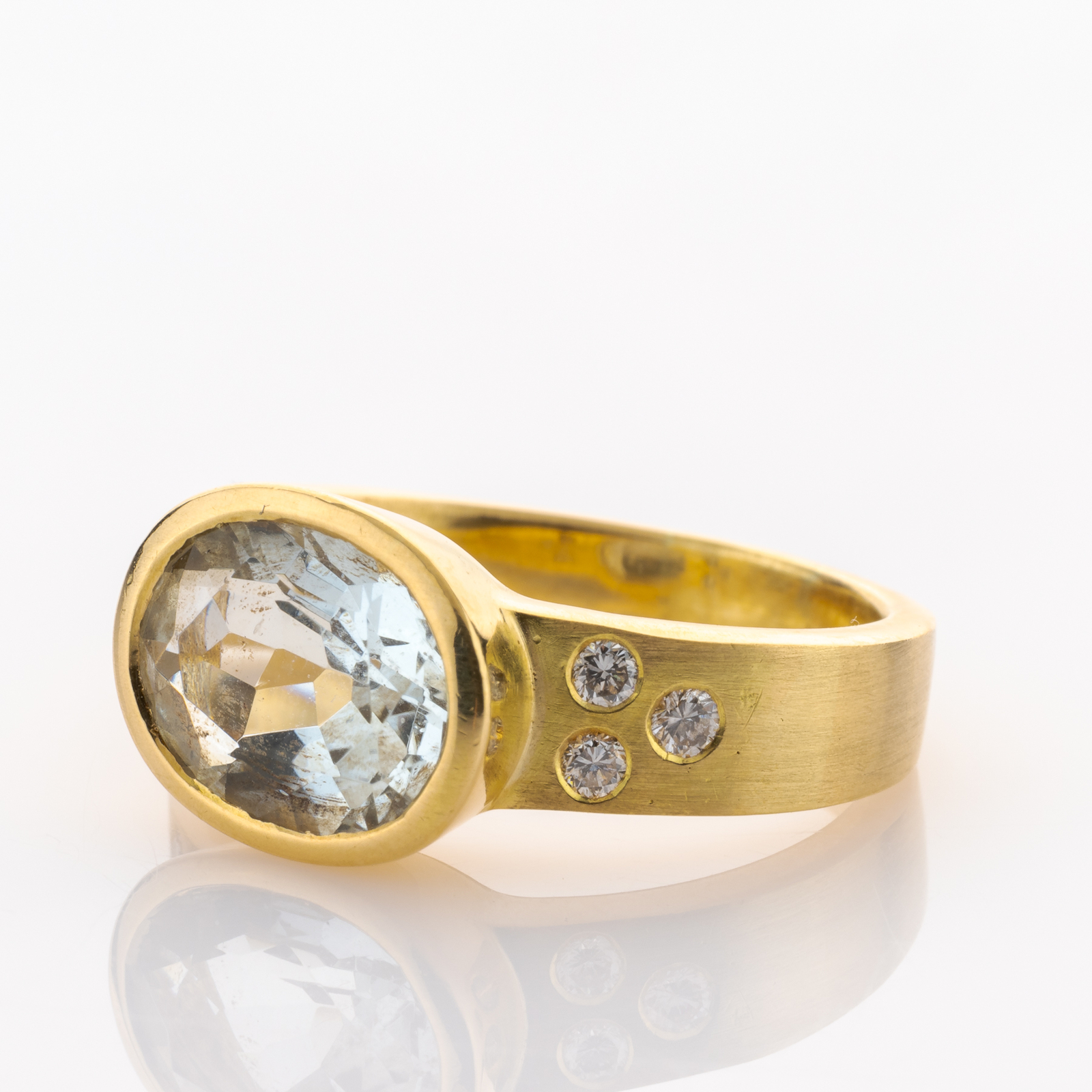 18k gold ring with an aquamarine and diamonds