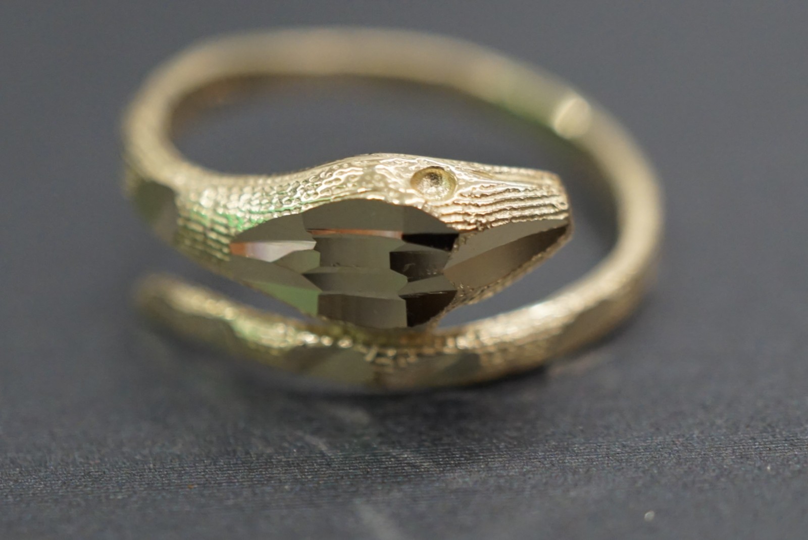 Real 14K Solid Yellow Gold Diamond Cut Snake Band Ring. Size 7