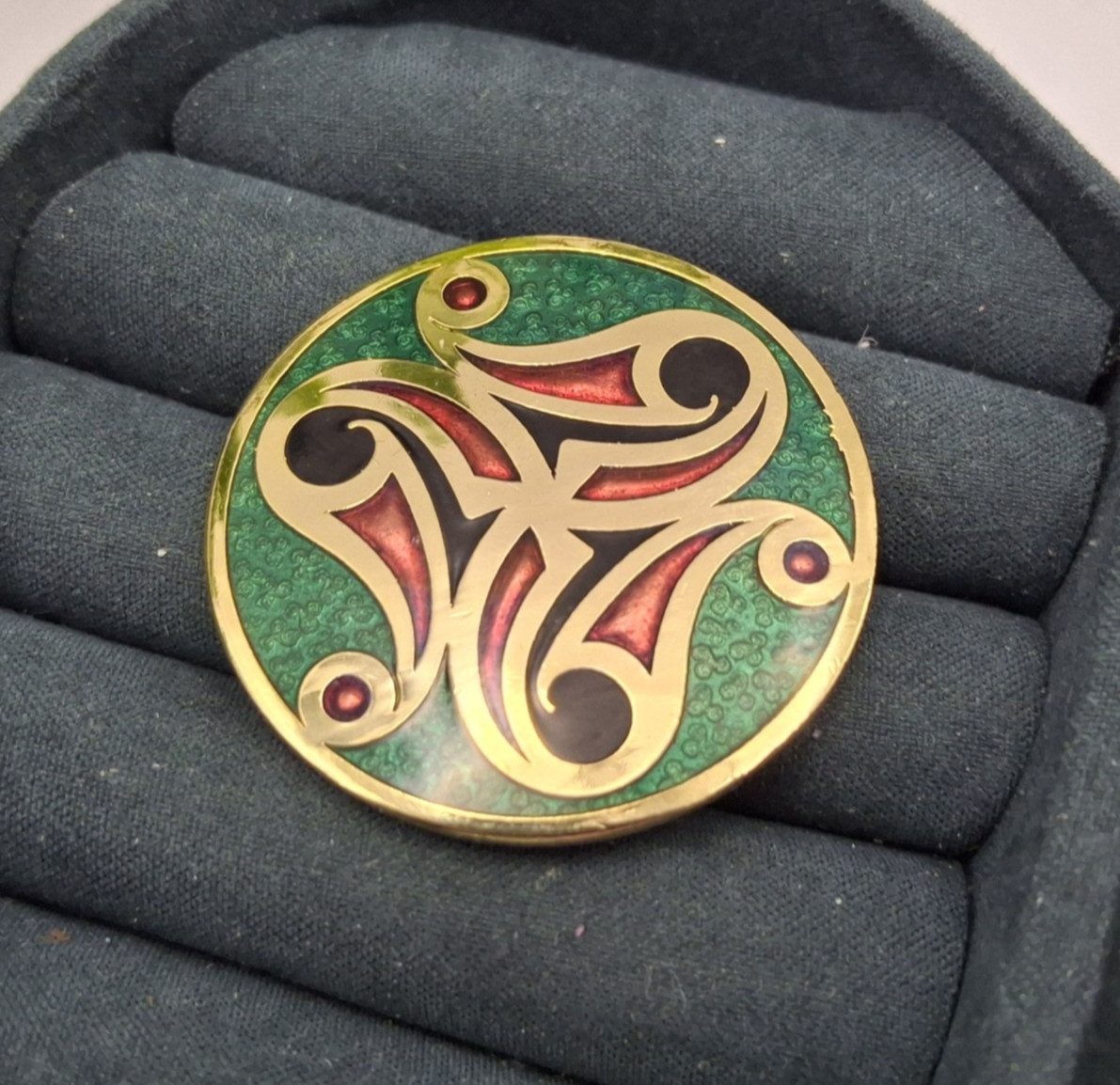 Celtic @ Sea Gems Enamel Brooch Round Green Red Gold Tone Knot Design