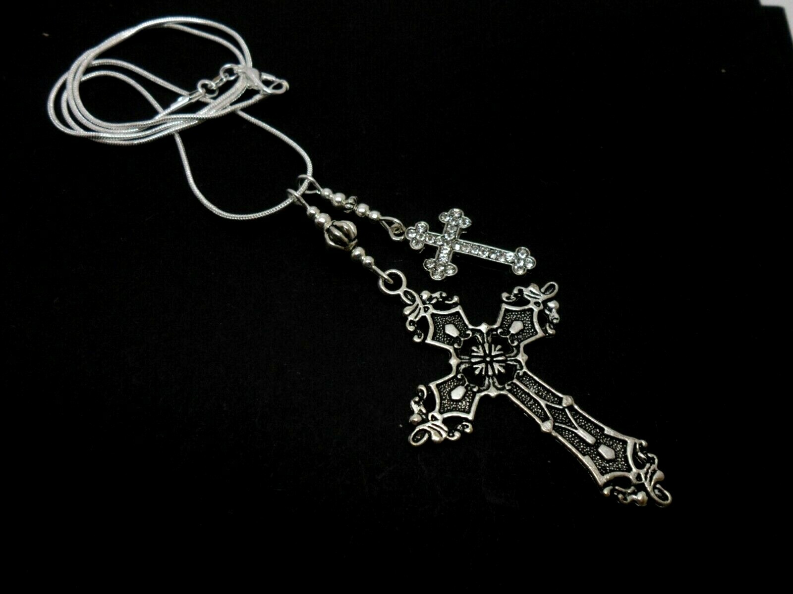 A LOVELY TIBETAN SILVER LARGE CROSS & DIAMANTE CROSS NECKLACE. GOTH. NEW.