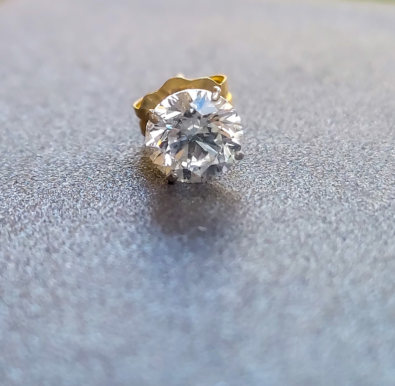 Classic 0.46ct Single Diamond Stud Earring in 14k Gold , Brilliant cut diamond